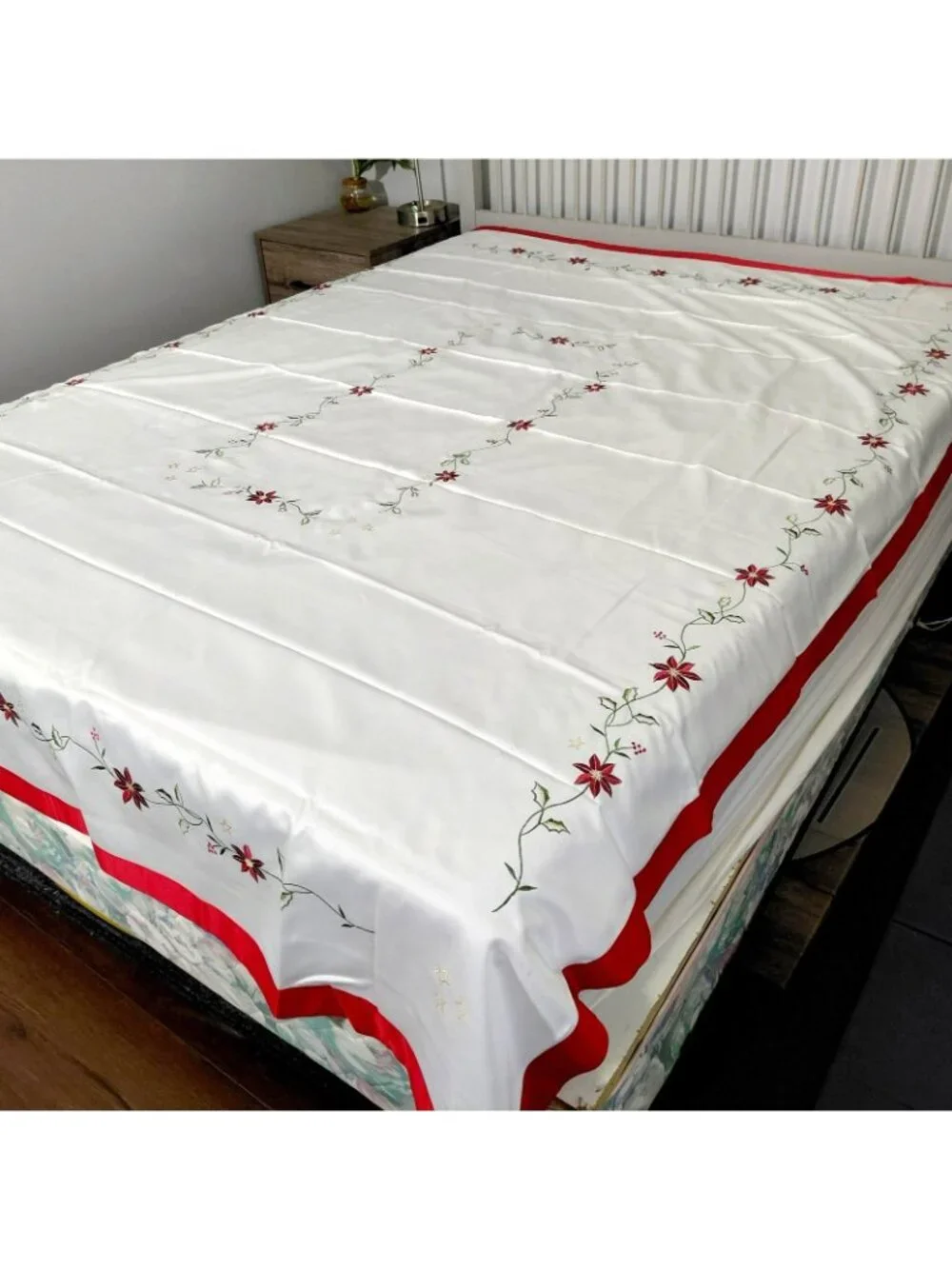 Christmas Tablecloth 85x60 Rectangle White Red Floral Embroidered Poinsetta NEW